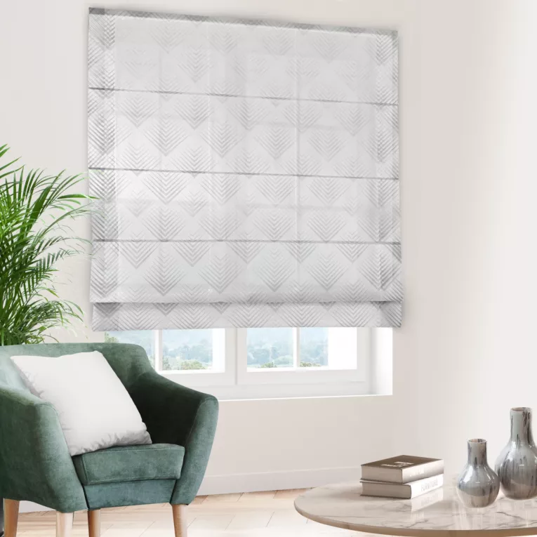 Roleta rzymska biało srebrna z tkaniny typu BATYST z delikatnie połyskującym, geometrycznym nadrukiem na całości tkaniny, wykończona obciążnikiem