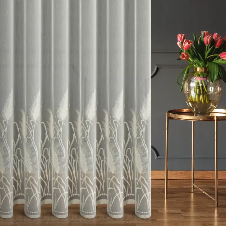 Firana szyta na tunelu naturalna z delikatnej tkaniny typu aden, wykończonej roślinnym haftem