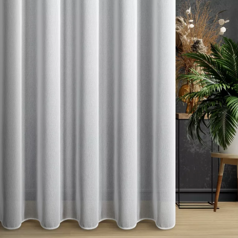 Firana szyta na przelotkach biała z miękkiej tkaniny z dodatkiem przeźroczystej, połyskującej nici, wykończona obciążnikiem