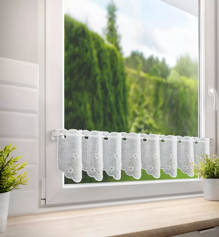 Tkanina firanowa zazdrostka z etaminy zdobiona haftowanymi kwiatami Eurofirany