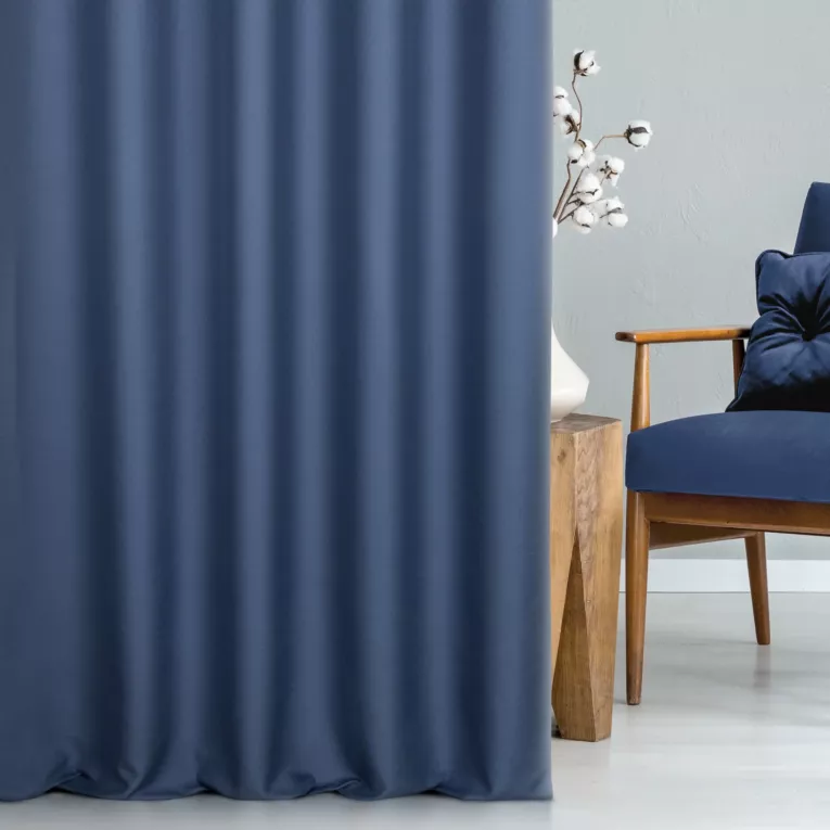 Tkanina zasłonowa zdobiona drobnym wzorem jodełki Eurofirany