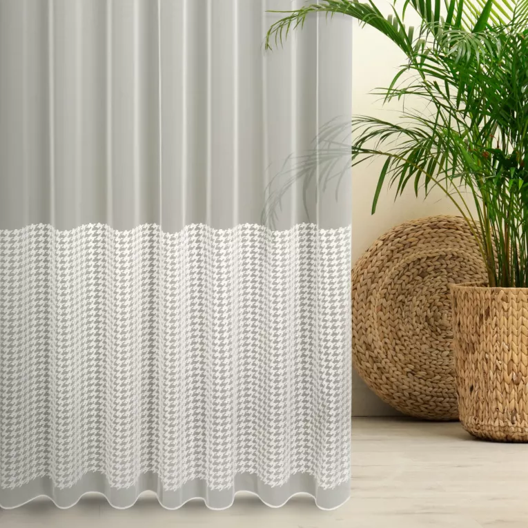 Firana szyta na taśmie 8 cm kremowa z matowej tkaniny z wyhaftowanym wzorem pepitki-fantazyjnej kraty, wykończona obciążnikiem Italissima Eva Minge