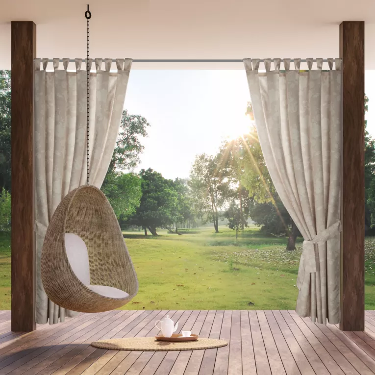 Zasłona pudrowo, kremowa z wodoodpornej tkaniny idealna do ogrodu i na taras 155x220 cm szelki/rzep GARDEN Eurofirany