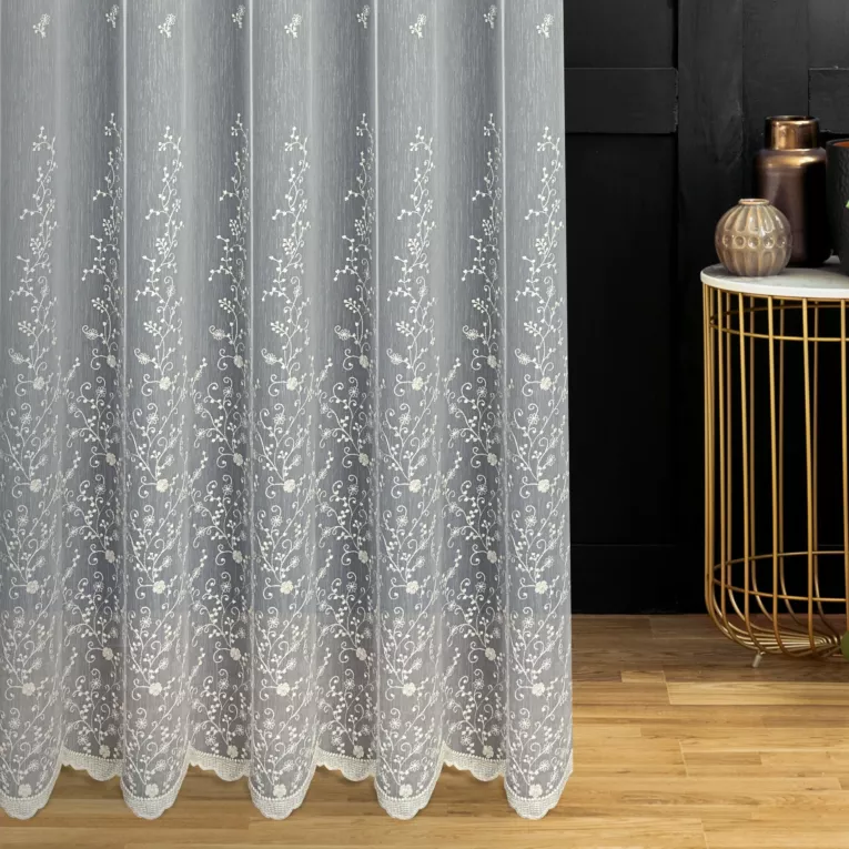 Firana szyta na flexach biało szampańska z tkaniny typu ADEN zdobionej kwiatowym haftem po całości