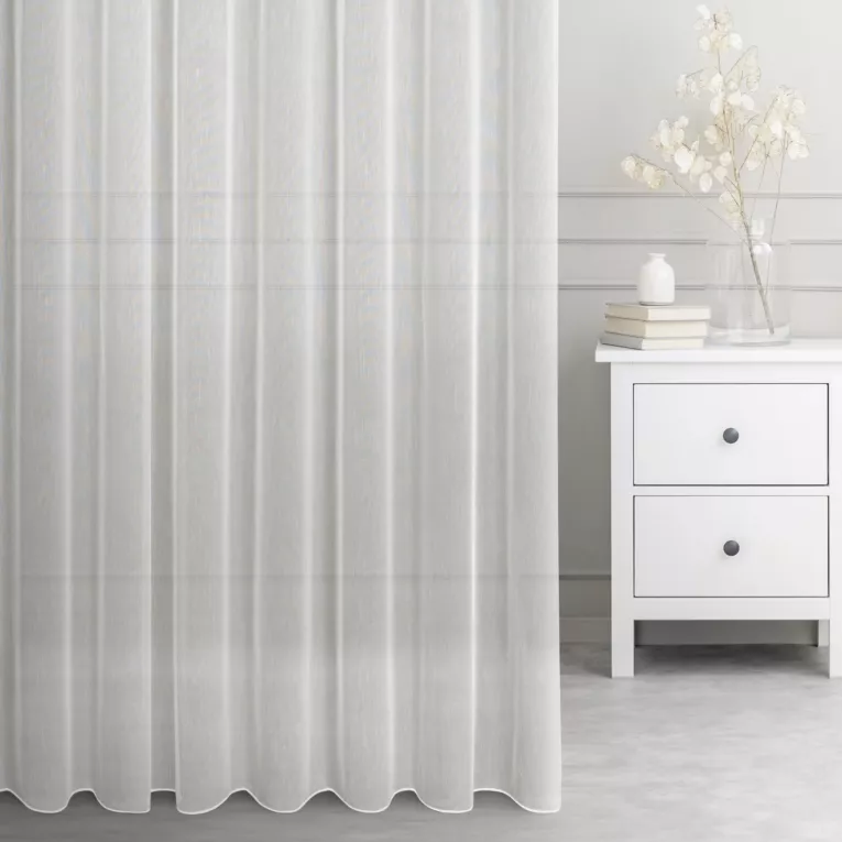 Firana szyta na taśmie 5 cm CAROLINA kremowa z miękkiej matowej tkaniny z efektem drobnego deszczyku, wykończona obciążnikiem