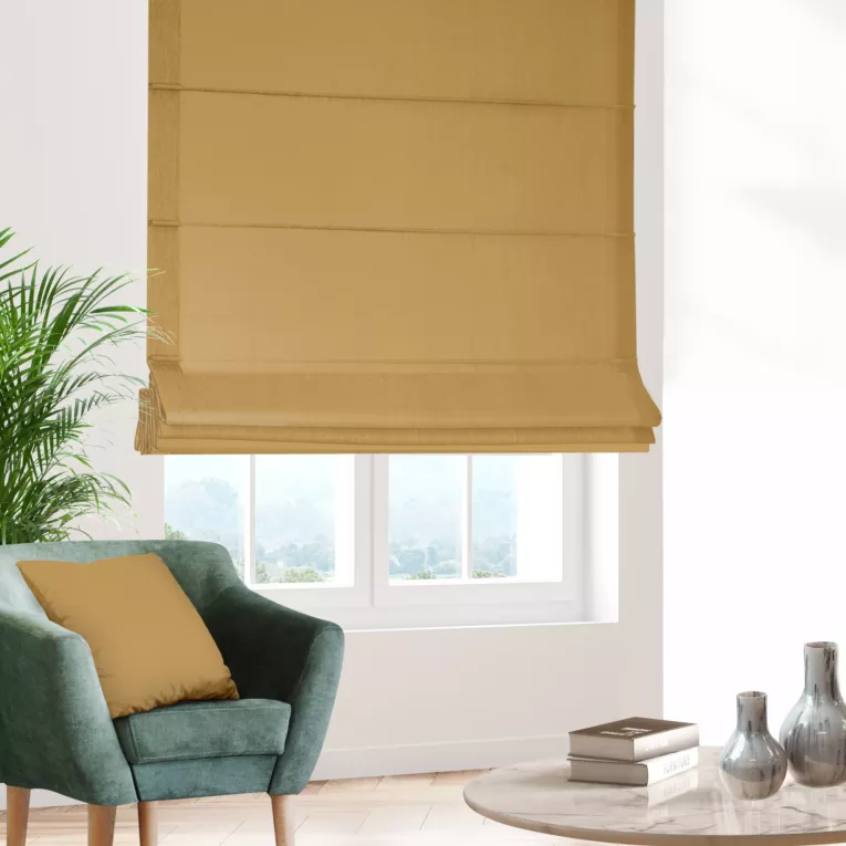 Roleta rzymska musztardowa z gładkiej tkaniny zaciemniającej typu dimout wykończona obciążnikiem