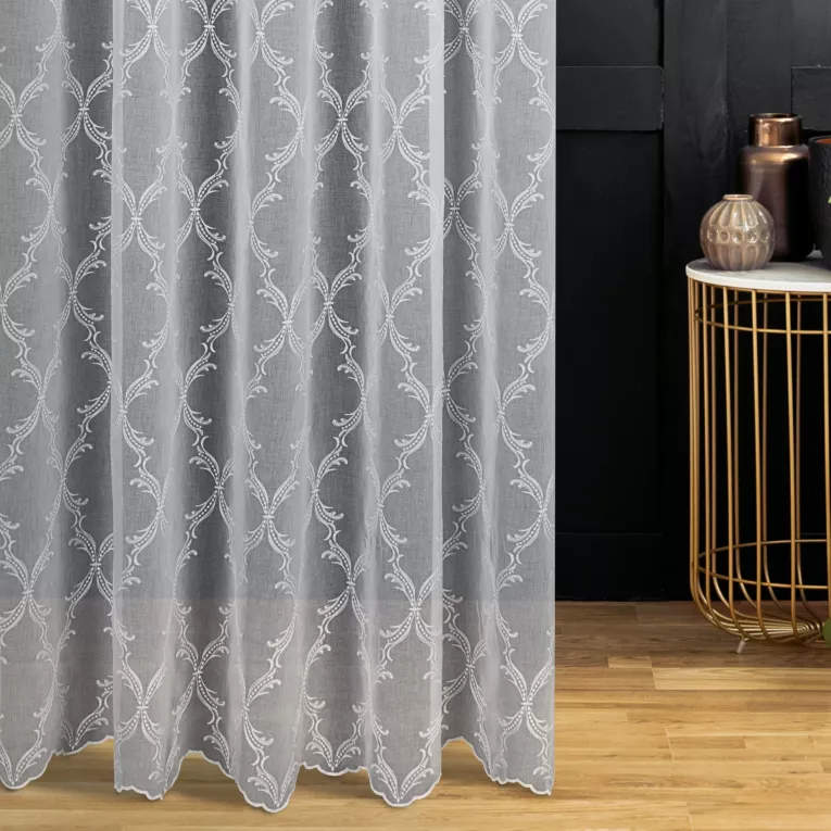 Firana szyta na flexach biała z matowej, o naturalnym splocie etaminy, zdobionej po całości haftem