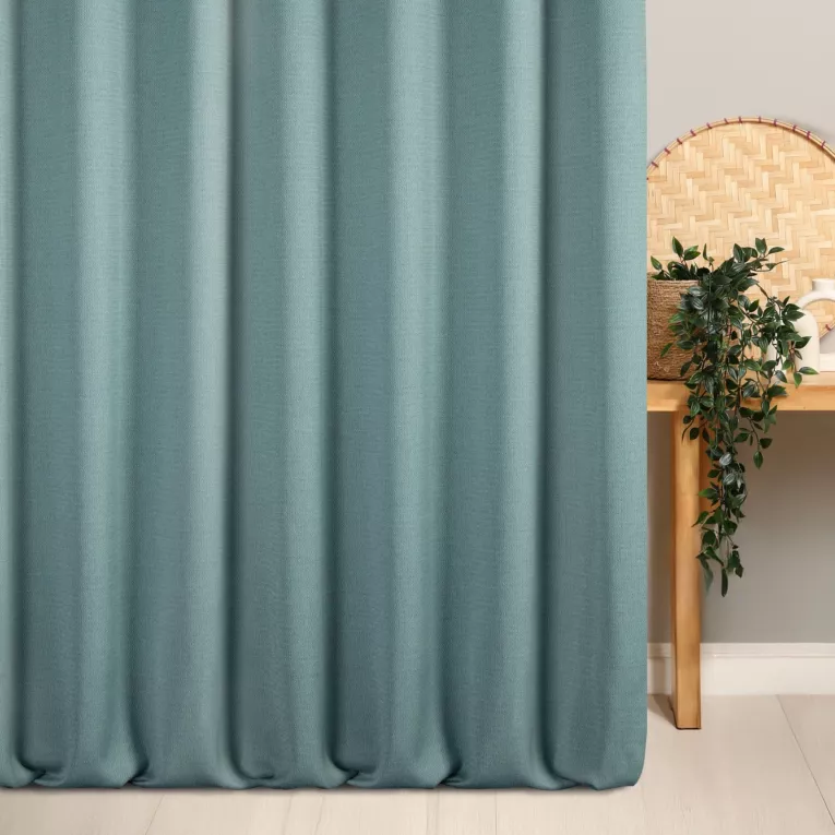 Zasłona szyta na taśmie 5 cm jasnoturkusowa z tkaniny o naturalnym splocie z efektem melanżu