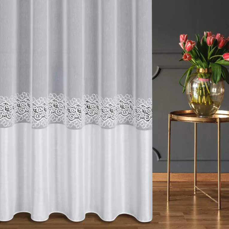 Firana szyta na taśmie 8 cm biała z matowej etaminy zdobionej aplikacją i szerokim plecionym pasem