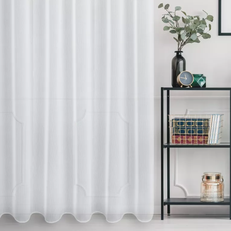 Firana szyta na tunelu biała z siatki zdobionej lureksową nicią, wykończona obciążnikiem