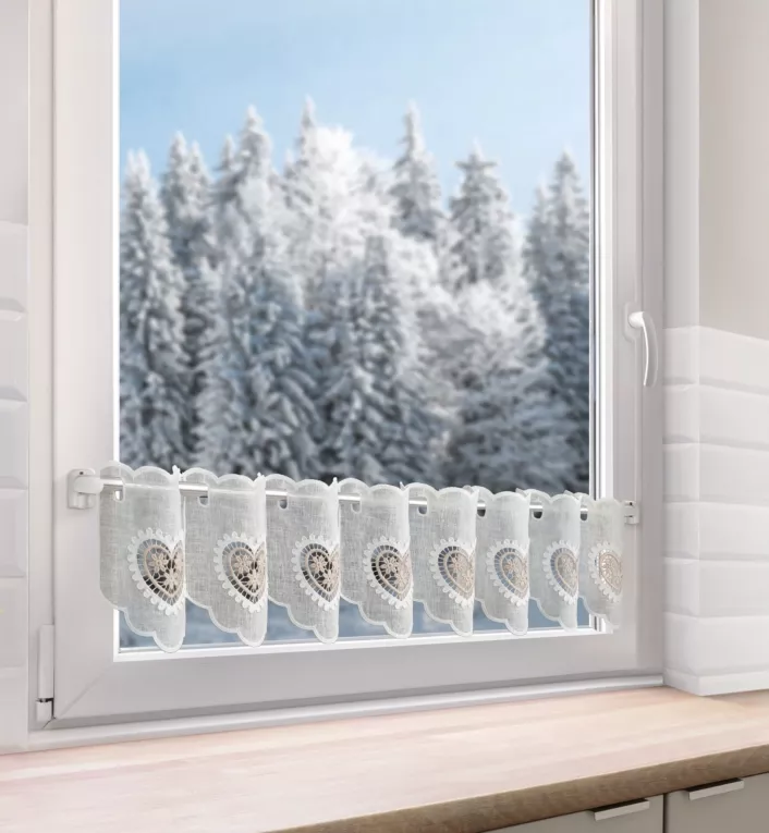 Tkanina firanowa zazdrostka z etaminy zdobiona haftowanymi ażurowymi sercami Eurofirany