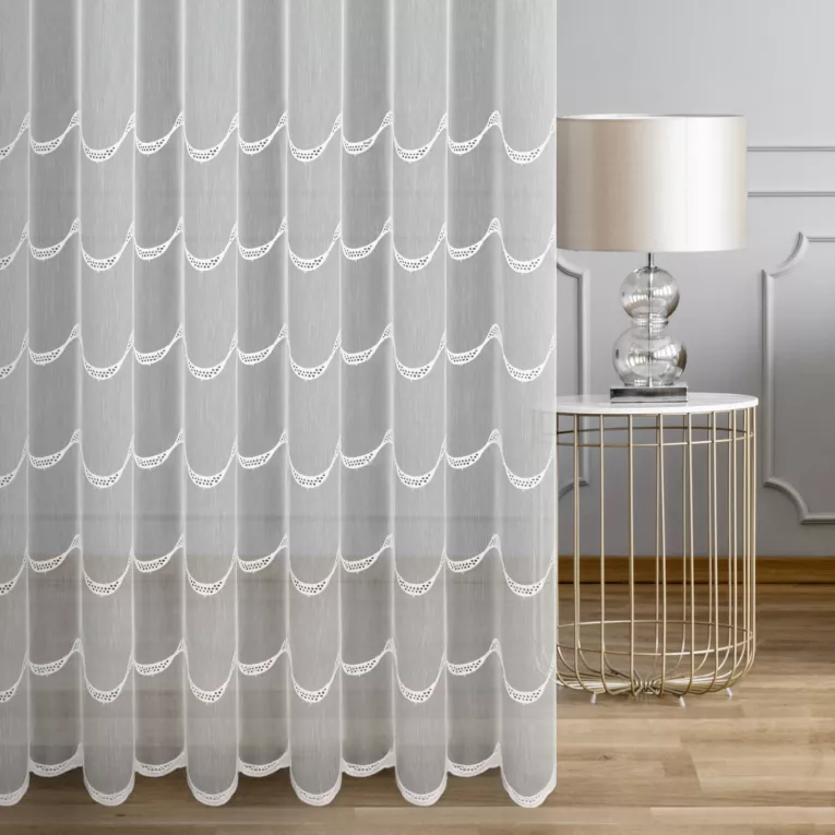 Firana szyta na taśmie 8 cm biała z matowej tkaniny ozdobiona eleganckim, ażurowym haftem