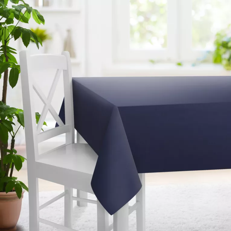 Obrus szyty STILLO granatowy o naturalnym charakterze, z widocznym, ozdobnym splotem