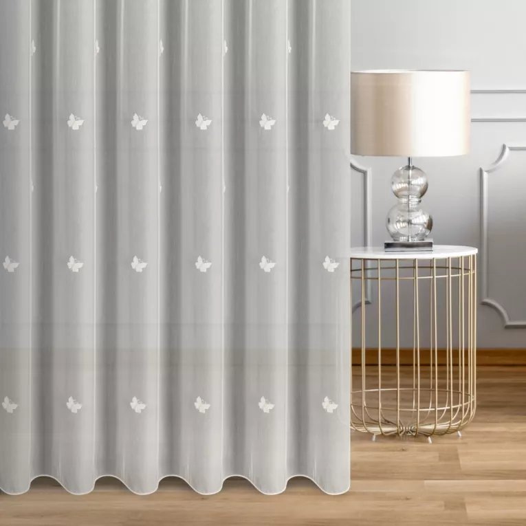 Tkanina firanowa typu aden z ozdobnym haftem motyli zakończona szwem obciążającym Eurofirany