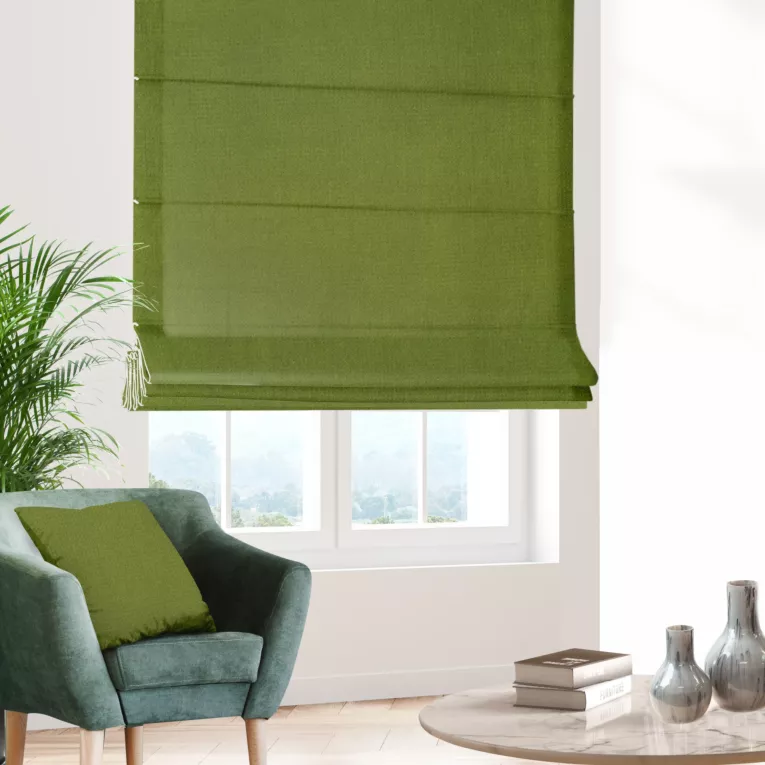 Roleta rzymska zielona z miękkiej, matowej tkaniny w drobny geometryczny wzór