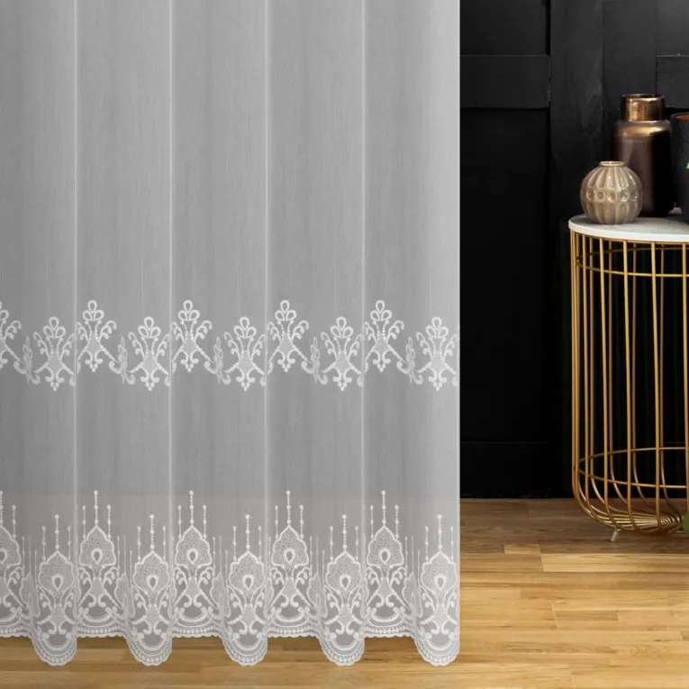 Firana szyta na przelotkach biała z matowej tkaniny ozdobionej haftem z cekinami
