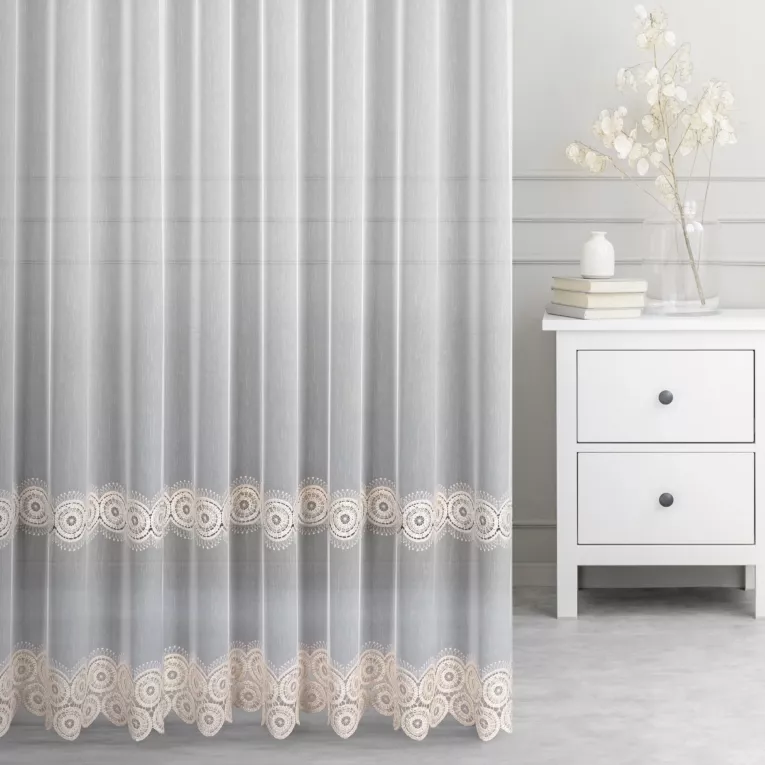 Firana szyta na flexach biało beżowa z delikatnej tkaniny typu aden zdobionej aplikacją o subtelnym połysku