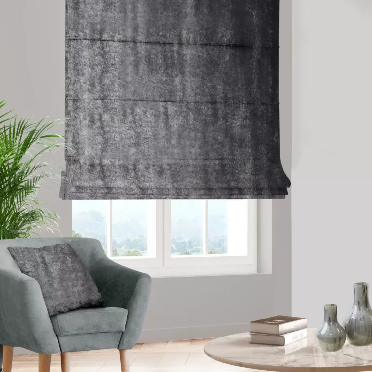 Roleta rzymska szara z miękkiej tkaniny welwetowej z efektem kreszowania