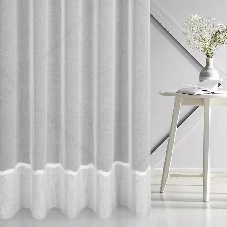 Firana szyta na flexach biała z matowej etaminy wykończonej ozdobnym podwinięciem Italissima Eva Minge