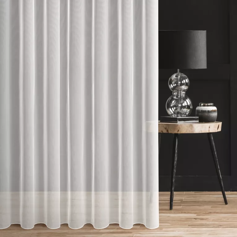 Firana szyta na taśmie fala naturalna z matowej tkaniny typu peru, wykończonej obciążnikiem Italissima Eva Minge