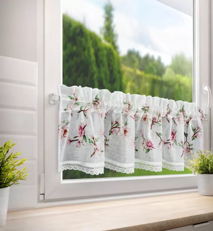 Zazdrostka biało, różowa z etaminy zdobiona nadrukiem magnolii i koronką 150x30 cm tunel ARI  Eurofirany