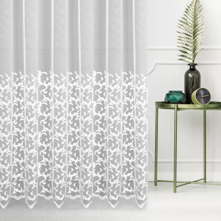 Firana szyta na taśmie 5 cm biała z delikatnej, matowej tkaniny typu PERU, zdobionej fantazyjnym haftem Italissima Eva Minge