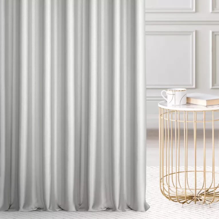 Zasłona szyta na flexach srebrna z gładkiej tkaniny przeplatanej błyszczącą lureksową nicią