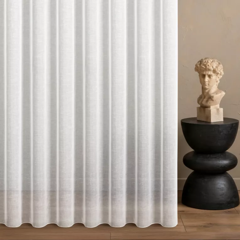 Firana szyta na taśmie 5 cm biała z gładkiej etaminy z połyskującą nicią, wykończona obciążnikiem