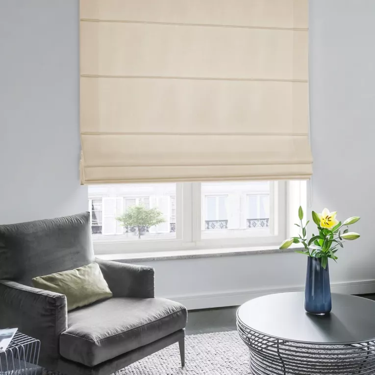 Roleta rzymska LUXOR beżowa z eleganckiej lśniącej tkaniny o drobnym splocie