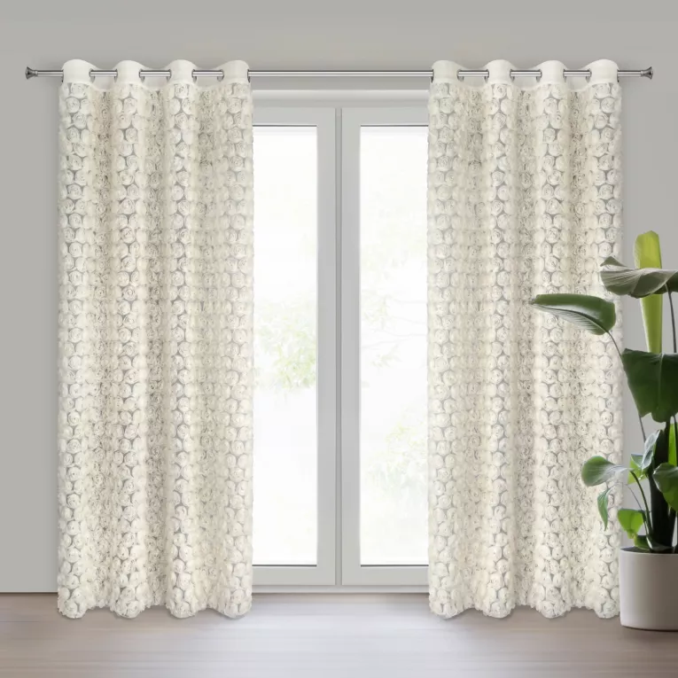 Zasłona kremowa zdobiona po całej wysokości aplikacją w róże 3D 140x250 cm przelotka ROSES Ewa Minge Eurofirany