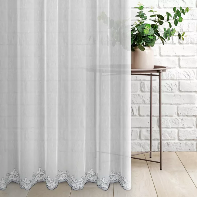 Tkanina firanowa Aden z haftowanym roślinnym ornamentem Eurofirany