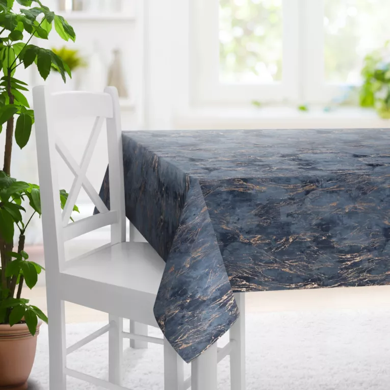 Obrus szyty niebiesko złocisty z tkaniny welwetowej ze złotym marmurkowym nadrukiem