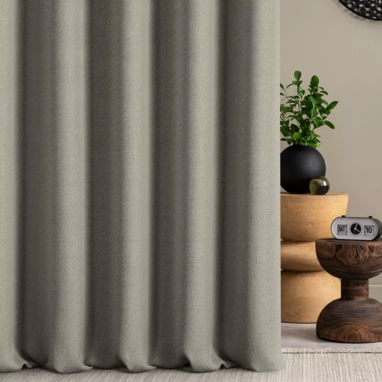 Zasłona szyta na taśmie fala popielata z tkaniny z jodełkowym wzorem geometrycznym