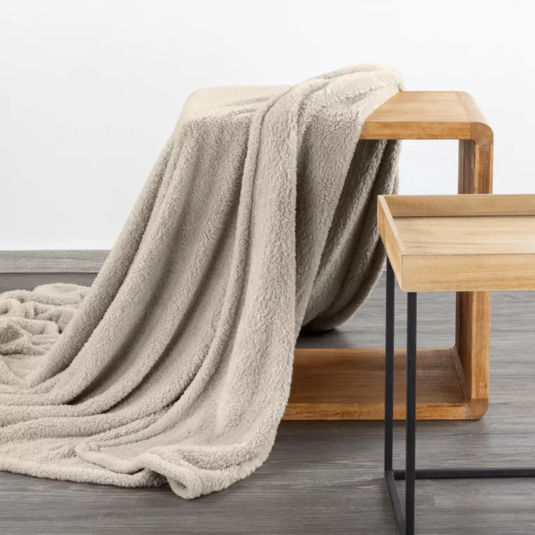 Narzuta-koc na fotel 70x160 cm beżowa z polaru LORI DESIGN 91 Eurofirany