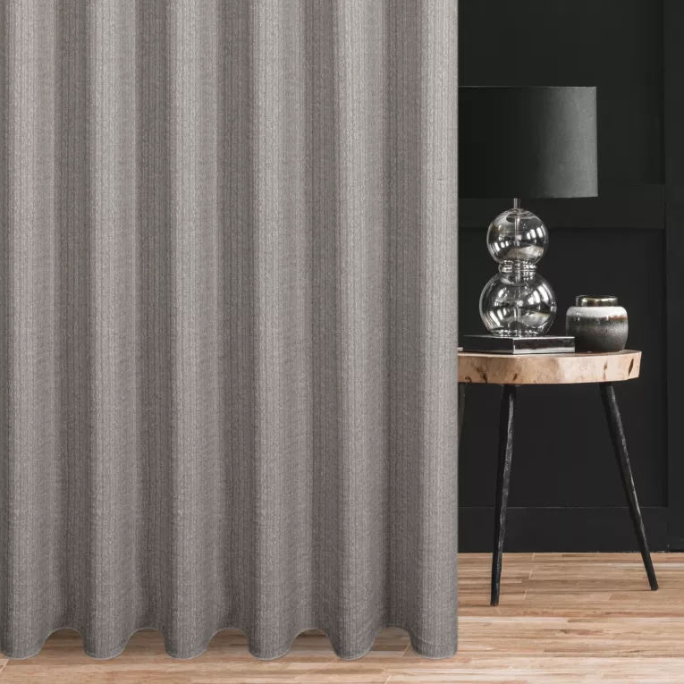 Zasłona szyta na taśmie 5 cm jasnobrązowa z tkaniny z efektem melanżu wykończona obciążnikiem