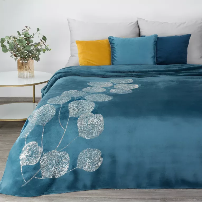 Koc  flano 150x200 cm niebieski miękki i miły w dotyku z błyszczącym nadrukiem z motywem liści eukaliptusa GINKO 2 EUROFIRANY PREMIUM