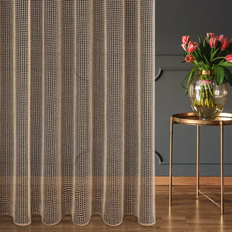 Firana szyta na przelotkach beżowa z luźno tkanej siatki szenilowej, delikatnej i miękkiej w dotyku, wykończona obciążnikiem