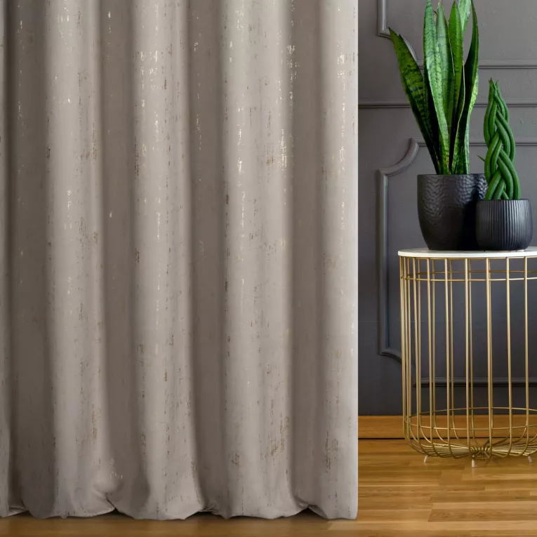 Zasłona szyta na taśmie 5 cm srebrno złocista z miękkiej tkaniny o strukturze weluru z połyskliwym nadrukiem