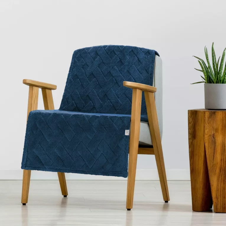 Narzuta na fotel-koc flano 70x160 cm granatowa zdobiona wytłaczanym wzorem CARO DESIGN 91 Eurofirany