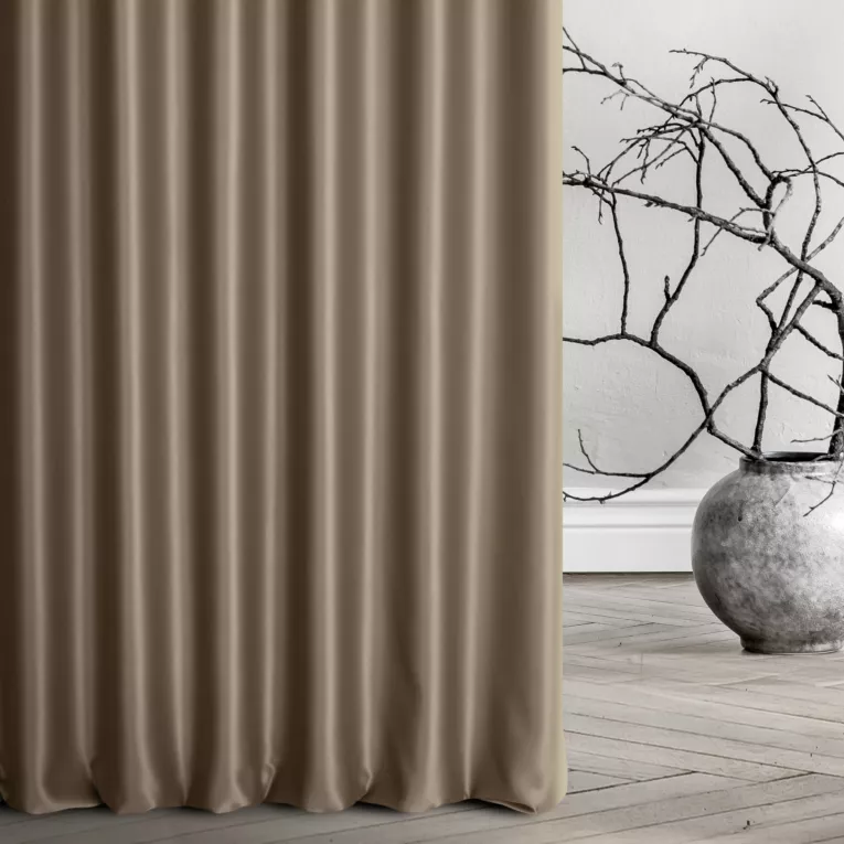 Zasłona szyta na taśmie 5 cm jasnobrązowa z tkaniny trudnopalnej, zaciemniającej, typu blackout