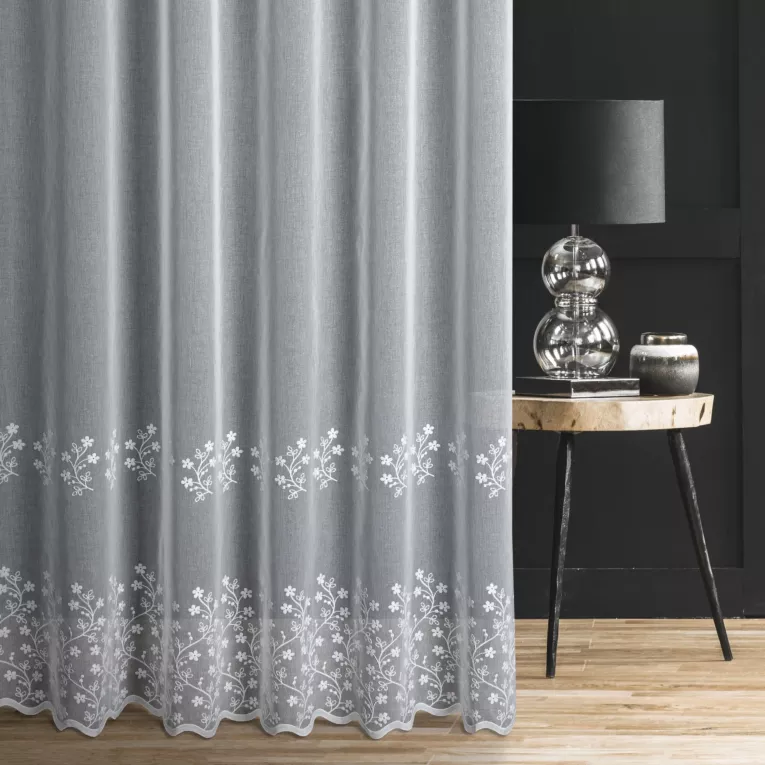 Firana szyta na taśmie 8 cm biała z matowej etaminy haftowanej w drobny kwiatowy wzór