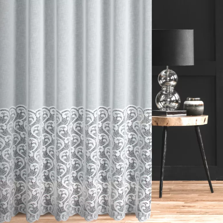 Firana szyta na taśmie 5 cm naturalna z matowej etaminy, zdobiona dołem szerokim pasem fantazyjnej aplikacji Italissima Eva Minge