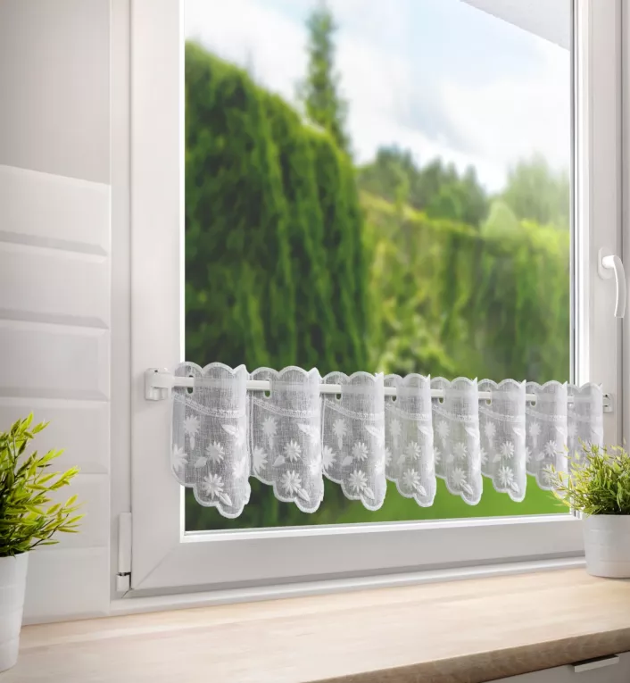 Tkanina firanowa zazdrostka z etaminy zdobiona haftem drobnych kwiatów Eurofirany