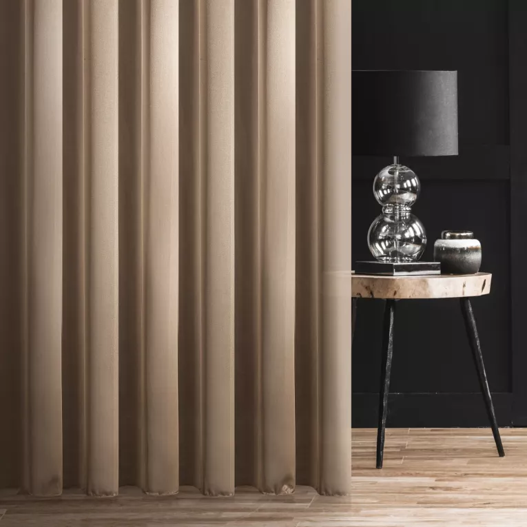 Firana szyta na tunelu SAMANTHA złota z półprzezroczystej tkaniny o perłowym połysku, wykończona obciążnikiem