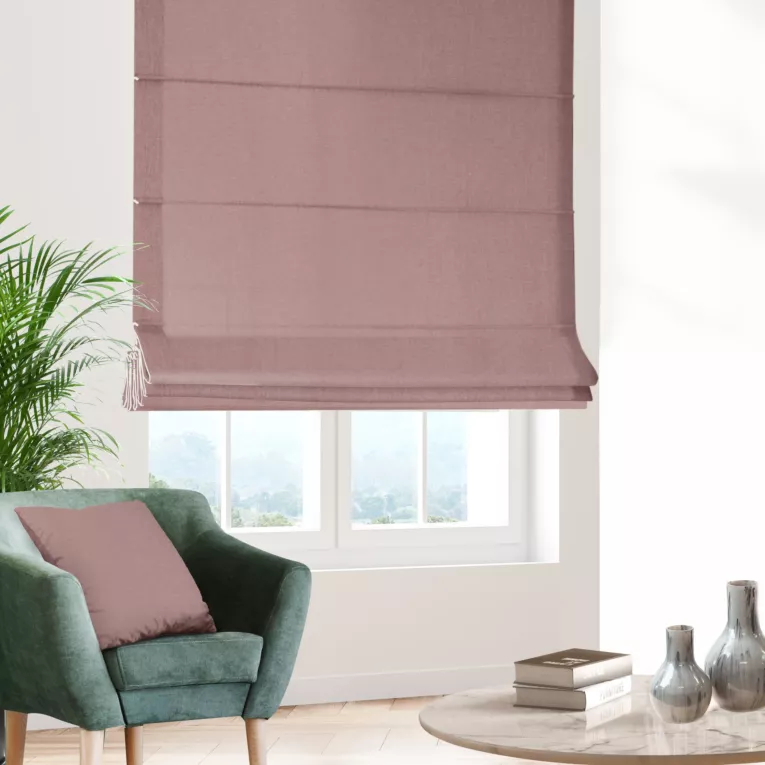 Roleta rzymska pudrowo różowa z miękkiej tkaniny o welurowej strukturze