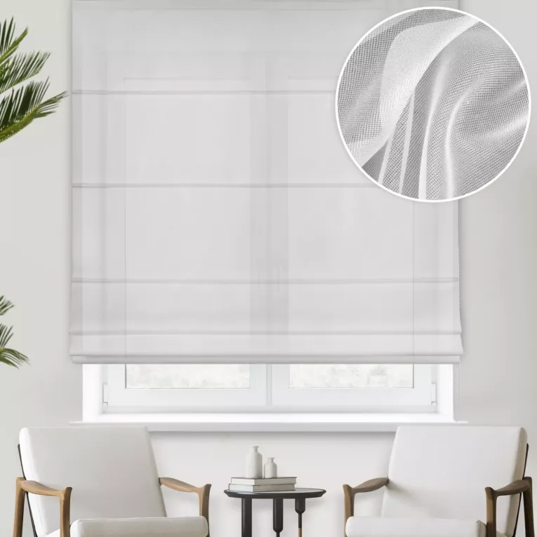 Roleta rzymska biała z delikatnej tkaniny z efektem deszczyku, wykończona obciążnikiem