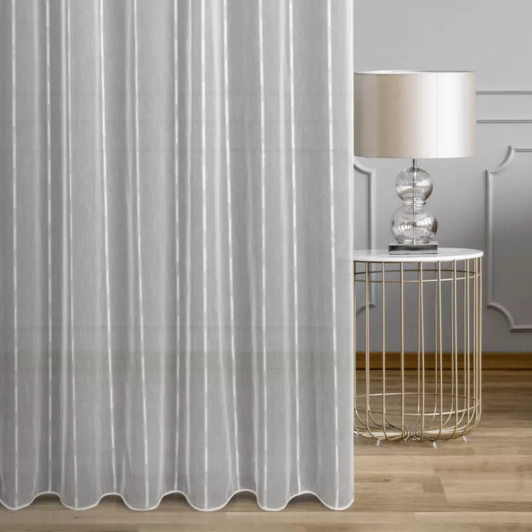 Firana szyta na przelotkach biała z tkaniny w pionowe pasy i efektem deszczyku, wykończona obciążnikiem