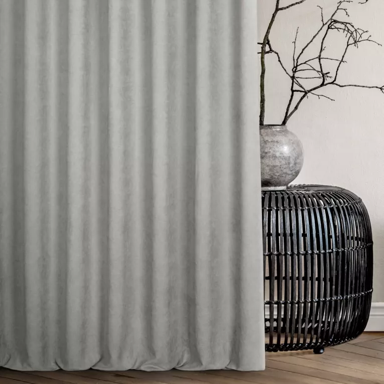Zasłona szyta na taśmie 5 cm NADINE srebrna z miękkiej tkaniny o welurowej strukturze i wyraźnym splocie