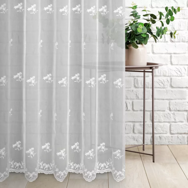 Firana szyta na tunelu biała z matowej tkaniny, pokryta delikatnym, eleganckim haftem