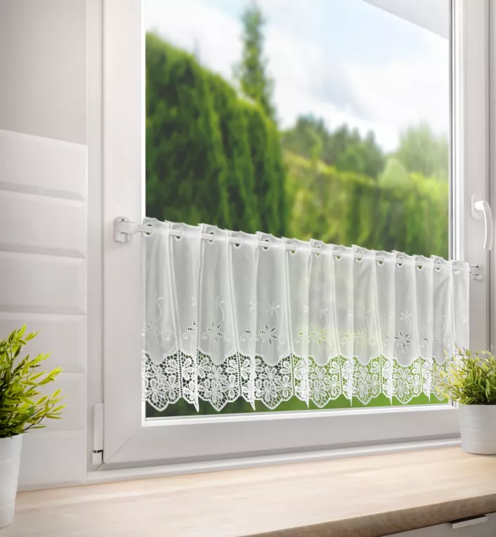 Tkanina firanowa zazdrostka zdobiona ażurowym haftem z motywem kwiatów Eurofirany